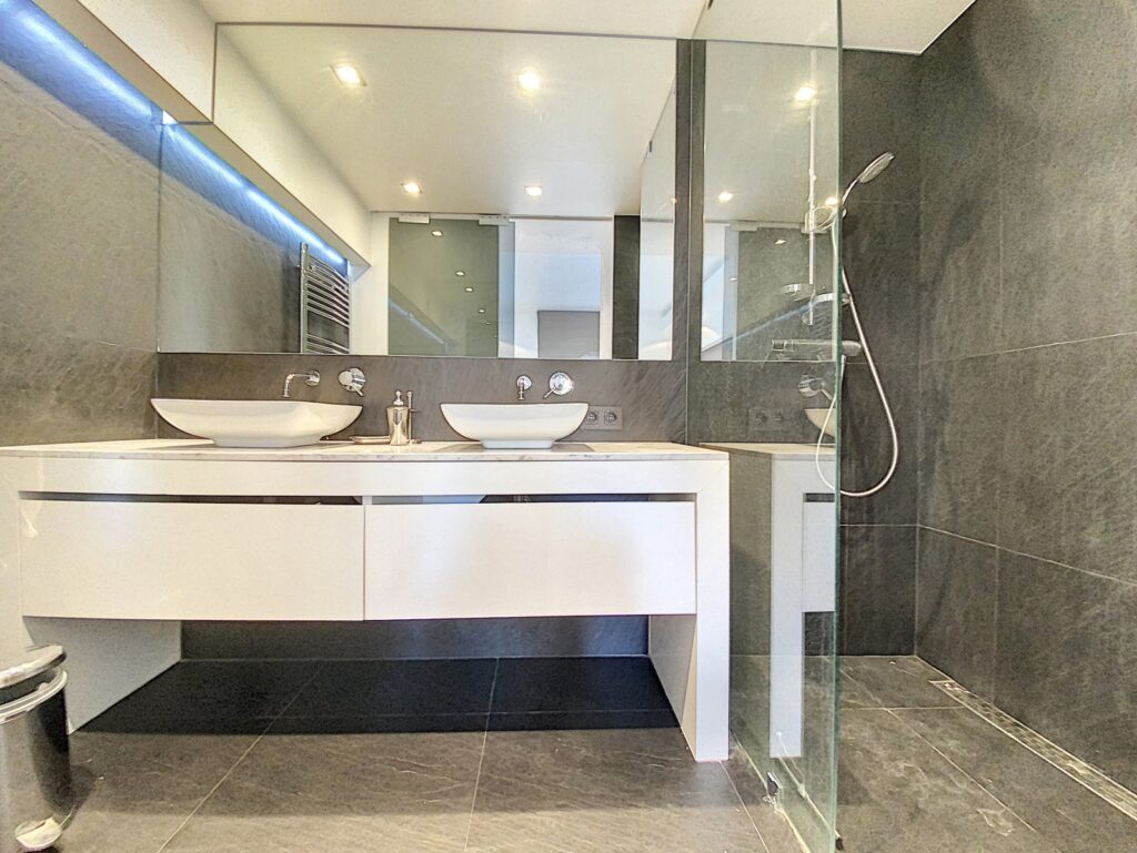 efc97459462d419d9449c57994512a81