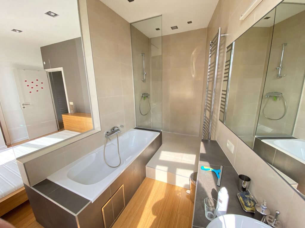 70f574442a724cf9a81ea73fb8c8e77f