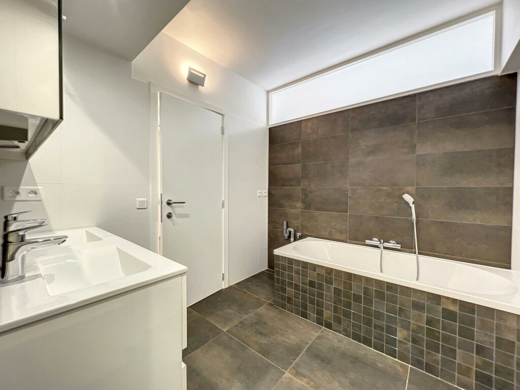 240817c9e8ae470b91be17c67686f3e9