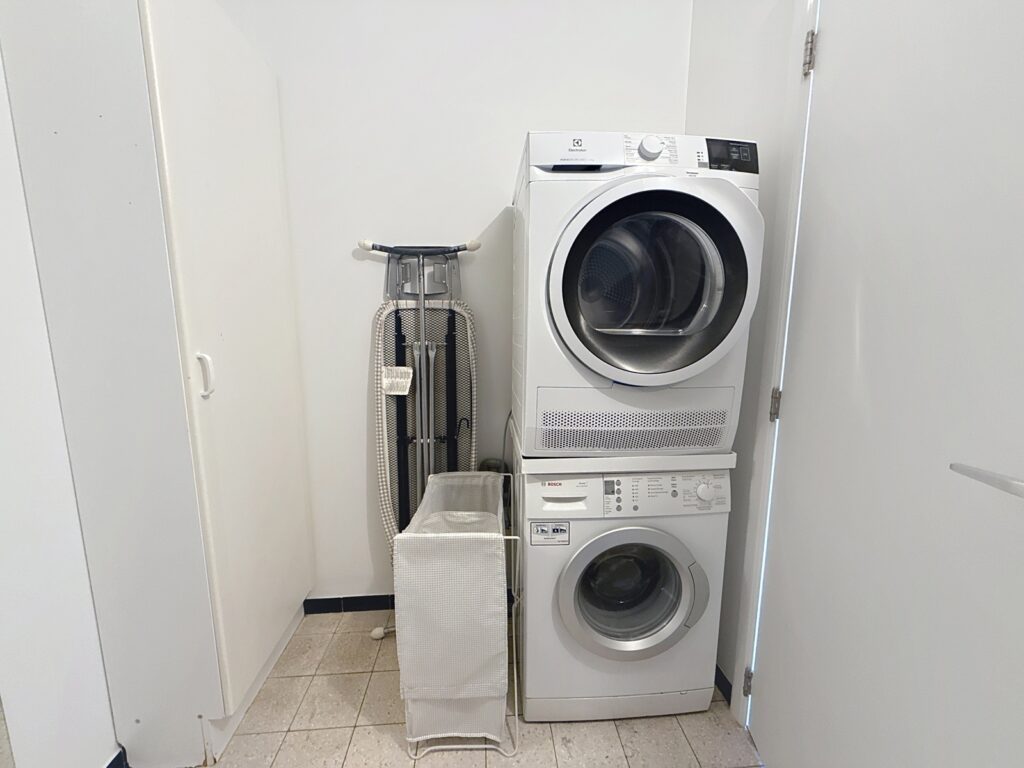 09e114a61b0340f6ae21ca6f9dd6a9b9